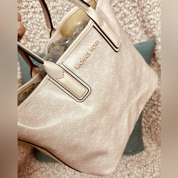 Michael Kors Baby Pink Handbag - Picture 9 of 14